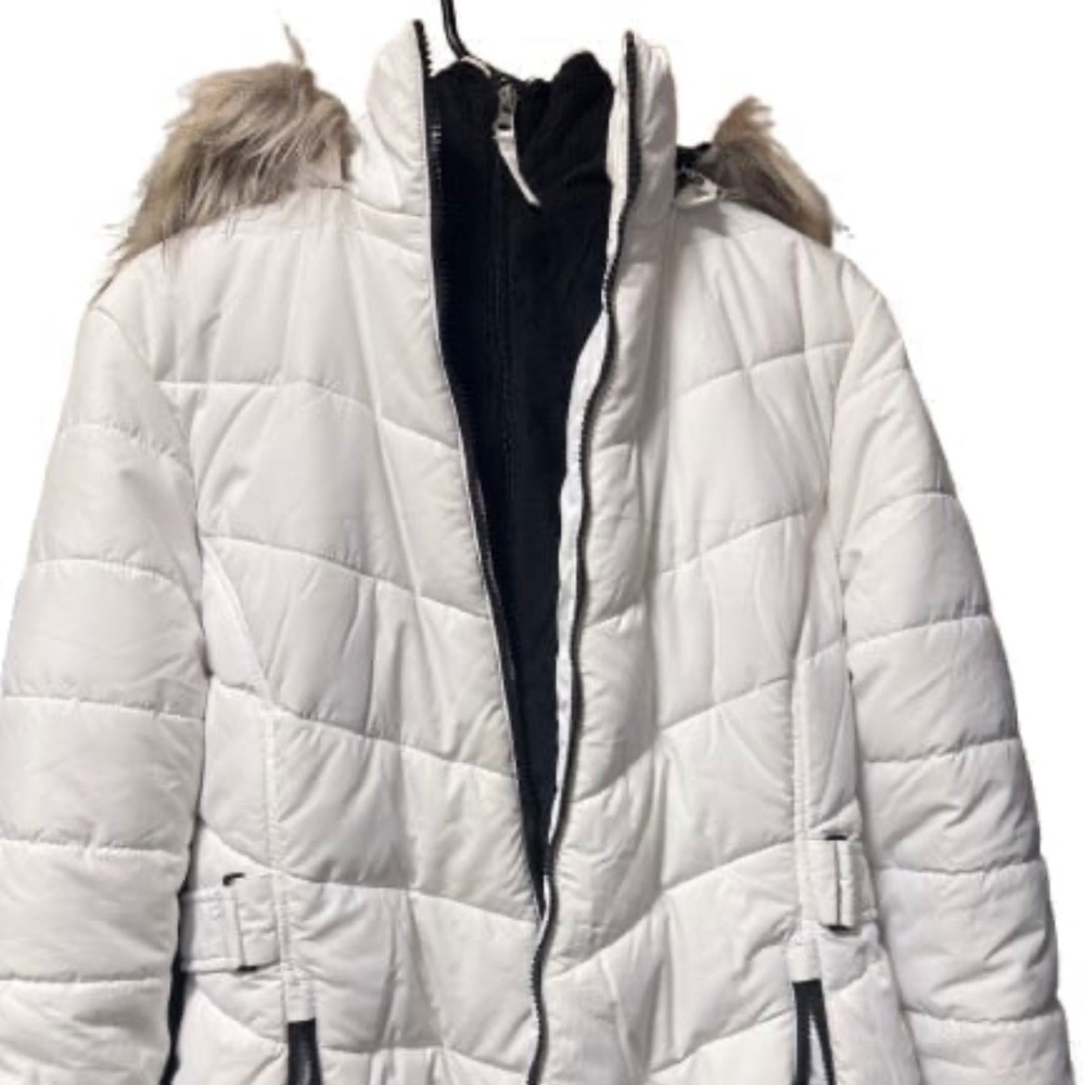 Stylish White Puffer Jacket with Faux Fur Hood - Women’s Medium